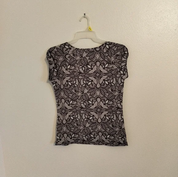 North Face Women's Tshirt Size M Black/White Floral Scoop neck Y2K Boho‎ chic - Picture 2 of 5